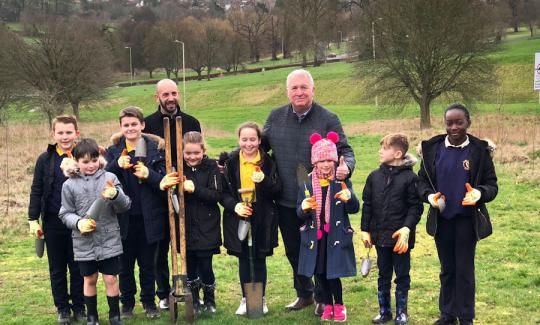 Sir Mike Penning joins Gade Valley school pupils to plant trees as part of the Queen’s Commonwealth Canopy