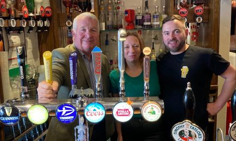 Sir Mike Penning MP visits the Rose and Crown in the High Street