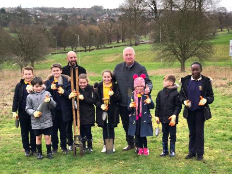 Sir Mike Penning joins Gade Valley school pupils to plant trees as part of the Queen’s Commonwealth Canopy